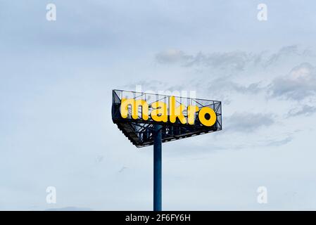 Varsavia, Polonia, Settembre 2020: Logo di Makro Cash & Carry negozio all'ingrosso supermercato su sfondo blu cielo. Cartello Makro Foto Stock