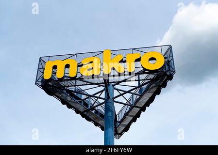 Varsavia, Polonia, Settembre 2020: Logo di Makro Cash & Carry negozio all'ingrosso supermercato su sfondo blu cielo. Cartello Makro Foto Stock