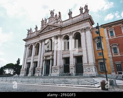 Basilica di San Giovanni in Laterano con facciata bianca ornata del 1700 e statue degli Apostoli in cima a Roma, Italia. Simbolo della cattedrale, del Papa Foto Stock