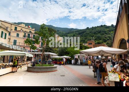 Monterosso, Liguria, Italia. Giugno 2020. Il mercato si svolge nella piazza del centro storico del paese: La gente è vicino alle bancarelle per fare shopping. Foto Stock
