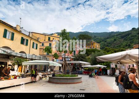 Monterosso, Liguria, Italia. Giugno 2020. Il mercato si svolge nella piazza del centro storico del paese: La gente è vicino alle bancarelle per fare shopping. Foto Stock