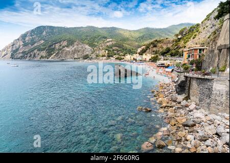 Monterosso, Liguria, Italia. Giugno 2020. La passeggiata offre una piacevole vista sulle spiagge, con gli stabilimenti balneari e la natura circostante. Foto Stock