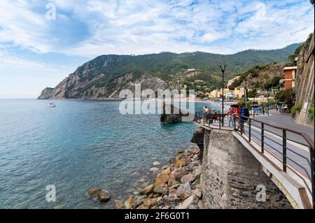 Monterosso, Liguria, Italia. Giugno 2020. La passeggiata offre una piacevole vista sulle spiagge, con gli stabilimenti balneari e la natura circostante. Foto Stock