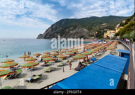 Monterosso, Liguria, Italia. Giugno 2020. La passeggiata offre una piacevole vista sulle spiagge, con gli stabilimenti balneari e la natura circostante. Foto Stock