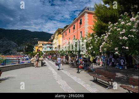 Monterosso, Liguria, Italia. Giugno 2020. La passeggiata offre una piacevole vista sulle spiagge, con gli stabilimenti balneari e la natura circostante. Foto Stock