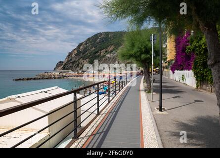 Monterosso, Liguria, Italia. Giugno 2020. La passeggiata offre una piacevole vista sulle spiagge, con gli stabilimenti balneari e la natura circostante. Foto Stock