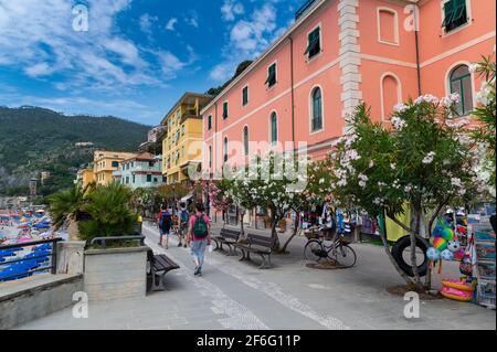 Monterosso, Liguria, Italia. Giugno 2020. La passeggiata offre una piacevole vista sulle spiagge, con gli stabilimenti balneari e la natura circostante. Foto Stock