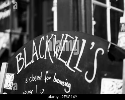 Black and White Sign, Blackwell's Bookshop, Oxford, Oxfordshire, Inghilterra, REGNO UNITO, GB. Foto Stock