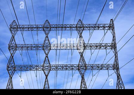 Linee di trasmissione dell'elettricità e torri di supporto Foto Stock