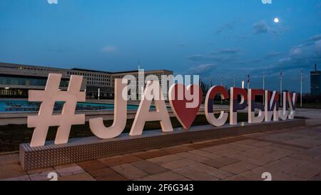 AMO LA SERBIA hashtag testo scultura di fronte al palazzo del governo di Serbia a Belgrado, Serbia il 31 marzo 2021 Foto Stock