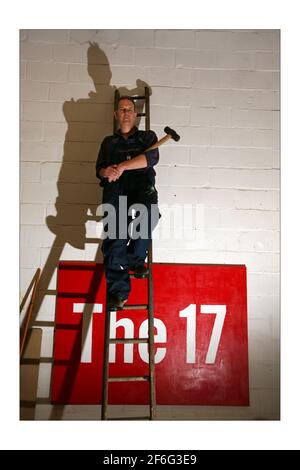 Bill Drummond (ex membro KLF e ora artista su larga scala) Nel suo magazzino/studio in Norwichphotografia di David Sandison The Independent Foto Stock