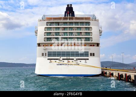 Stern della nave da crociera norvegese Jade attraccato vicino Zara, Croazia Foto Stock