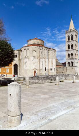 Chiesa di San Donato, Crkva svetog Donata, Zara Croazia, con il campanile della Cattedrale di Sant'Anastasia sullo sfondo Foto Stock