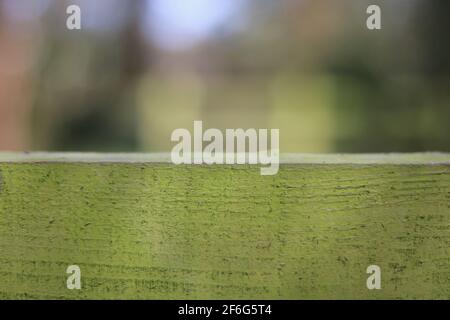 Fondo di campagna a cornice con barra di legno verde in primo piano Foto Stock