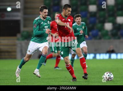 Craig Cathcart dell'Irlanda del Nord (a sinistra) e Ivaylo Chochev della Bulgaria combattono per la palla durante la partita di qualificazione della Coppa del mondo FIFA 2022 al Windsor Park di Belfast. Data immagine: Mercoledì 31 marzo 2021. Foto Stock