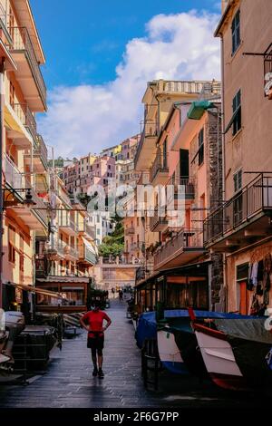 Classica e cartolina Vista perfetta - Case tradizionali colorate - Riomaggiore, cinque Terre, Italia Foto Stock