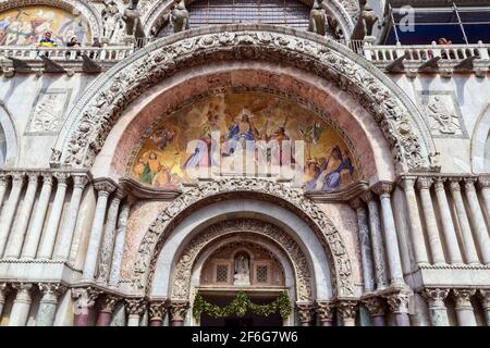 Mosaico di Gesù Cristo recante la croce, intronata nel cielo, sopra l'ingresso principale ovest della Basilica di San Marco, Basilica di San Marco, Venezia, Italia Foto Stock