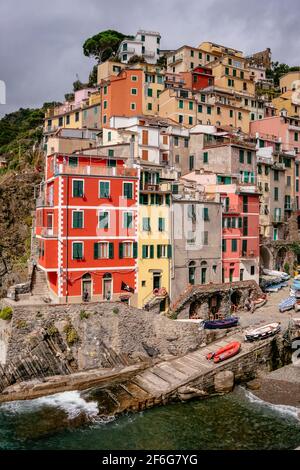 Classica e cartolina Vista perfetta - Case tradizionali colorate - Riomaggiore, cinque Terre, Italia Foto Stock