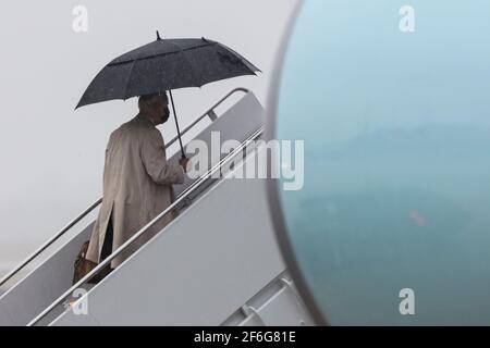 Il presidente degli Stati Uniti Joe Biden si batte con l'Air Force One sotto la pioggia alla Joint base Andrews il 31 marzo 2021 nel Maryland. Il presidente si sta recando a Pittsburgh, Pennsylvania, per esprimere commenti sulla sua visione economica per il futuro e sul piano dell'amministrazione Biden-Harris di 'costruire meglio' per il popolo americano.Credit: Oliver Contreras/Pool via CNP /MediaPunch Foto Stock