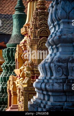 Fila di tombe buddista, Preah Prohm Rath Monastero e centro buddista, Siem Reap, Cambogia Foto Stock