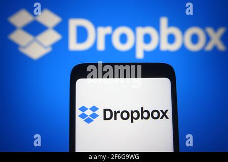 Ucraina. 31 Marzo 2021. In questa illustrazione fotografica, il logo Dropbox visualizzato sullo schermo di uno smartphone e di un pc. (Foto di Pavlo Gonchar/SOPA Images/Sipa USA) Credit: Sipa USA/Alamy Live News Foto Stock