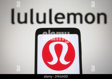 Ucraina. 31 Marzo 2021. In questa illustrazione fotografica, il logo Lululemon Athletica viene visualizzato sullo schermo di uno smartphone e di un pc. (Foto di Pavlo Gonchar/SOPA Images/Sipa USA) Credit: Sipa USA/Alamy Live News Foto Stock