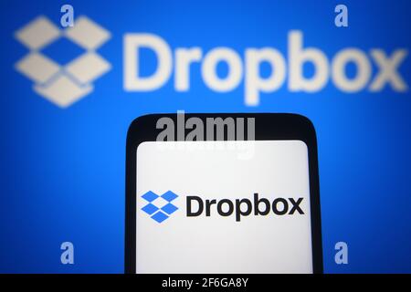 Ucraina. 31 Marzo 2021. In questa illustrazione fotografica, il logo Dropbox visualizzato sullo schermo di uno smartphone e di un pc. Credit: Pavlo Gonchar/SOPA Images/ZUMA Wire/Alamy Live News Foto Stock