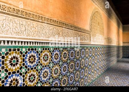 Colorato muro di piastrelle a ben Youssef Madrasa a Marrakech Foto Stock