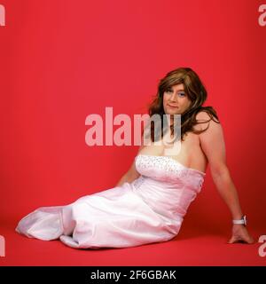 Ottobre 2020 - modello travestito in studio che indossa un abito da sposa Foto Stock