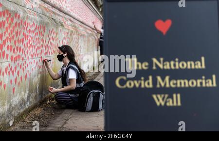 Londra, Regno Unito. 31 Marzo 2021. LONDRA, REGNO UNITO. 31 MARZO: Il National Covid-19 Memorial Wall sulla South Bank di Londra mercoledì 31 marzo 2021. (Credit: Tejas Sandhu | MI News) Credit: MI News & Sport /Alamy Live News Foto Stock
