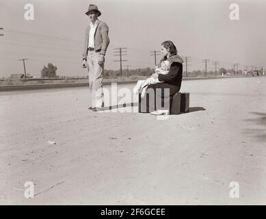 Famiglia giovane, penniless, hitchhiking sulla US Highway 99 in California. Il padre, ventiquattro, e la madre, diciassette anni, provenivano da Winston-Salem, Carolina del Nord. All'inizio del 1935, il loro bambino nacque nella Valle Imperiale, in California, dove lavoravano come operai sul campo. 1939. Fotografia di Dorotea Lange. Foto Stock