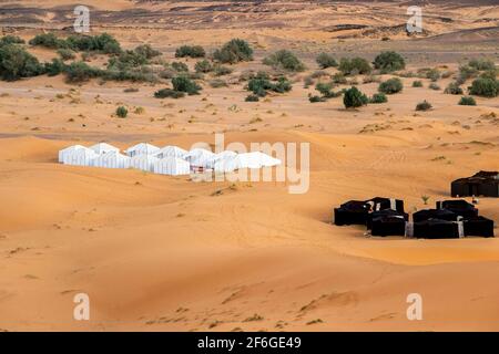 vista aerea di tende da campeggio di lusso nel deserto del sahara Foto Stock