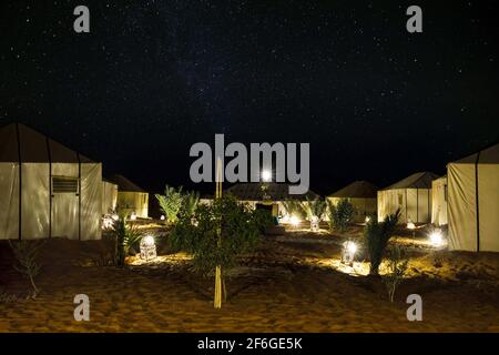 vista notturna di una lussuosa tenda da campeggio nel deserto del sahara Foto Stock