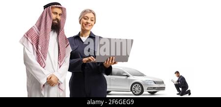 Lavoratore femminile in una foto di riparazione automatica che mostra un computer portatile a. un uomo arabo saudita isolato su sfondo bianco Foto Stock