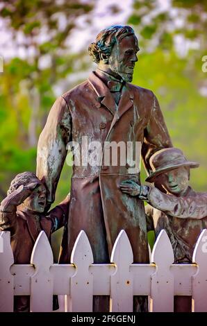 Una statua di bronzo del presidente confederato Jefferson Davis, con Joe Davis e Jim Limber, si trova fuori Beauvoir, a Biloxi, Mississippi. Foto Stock