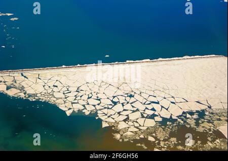 Un campo di ghiaccio che si rompe sul Lago superiore, durante una pausa di primavera. Foto Stock