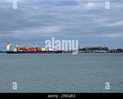 La nave portacontainer naviga oltre l'isola di Alcatraz nella baia di San Francisco, California Foto Stock