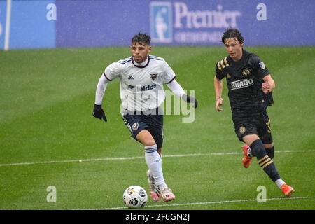 Chester, Pennsylvania, Stati Uniti. 31 Marzo 2021. 31 marzo 2021 USA Chester Pa Philadelphia Union player, PAXTEN AARONSON, (30) spinge la palla giù il campo contro un D.C. United player al Subaru Stadium di Chester PA Credit: Ricky Fitchett/ZUMA Wire/Alamy Live News Foto Stock