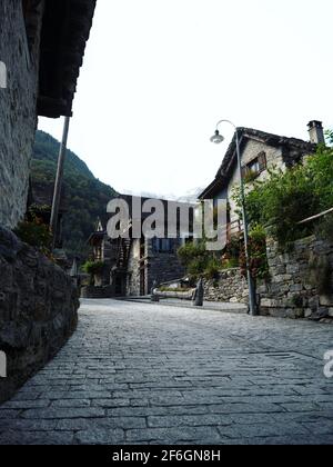 Vista panoramica degli antichi edifici storici in pietra scistosa Case nel pittoresco e affascinante villaggio Sonogno Verzasca Valle Locarno Ti Foto Stock