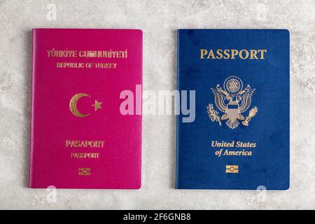 Immagine di un passaporto statunitense e di un passaporto turco affiancati. Immagine concettuale per l'immigrazione negli Stati Uniti, il percorso verso la cittadinanza, il doppio cittadino, la vita all'estero e. Foto Stock