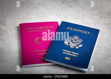 Immagine di un passaporto statunitense e di un passaporto turco affiancati. Immagine concettuale per l'immigrazione negli Stati Uniti, il percorso verso la cittadinanza, il doppio cittadino, la vita all'estero e. Foto Stock