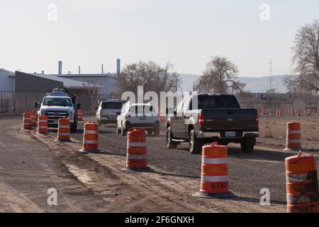 Yakima, Washington, Stati Uniti. 31 marzo 2021. I primi pazienti arrivano all'apertura di un sito di vaccinazione di massa e di test al Central Washington state Fair Park. La Federal Emergency Management Agency ha aperto il sito della fiera nell'ambito di un programma di sei settimane che estende la capacità di vaccinazione a Yakima da circa 200 vaccini al giorno a 1,200 vaccini al giorno tra le operazioni fisse e mobili. Credit: Paul Christian Gordon/Alamy Live News Foto Stock