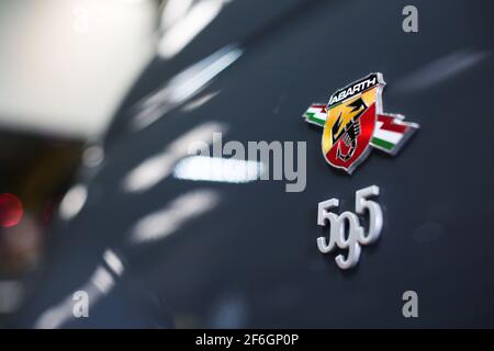 Il logo Abarth sul lato DI UNA Fiat 2016 500 Abarth 595 Foto Stock