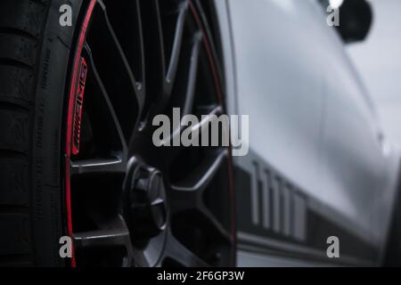 Gli accenti AMG rossi sulla ruota posteriore di A. 2015 Mercedes Benz C63s Edizione 1 AMG W205 berlina Foto Stock