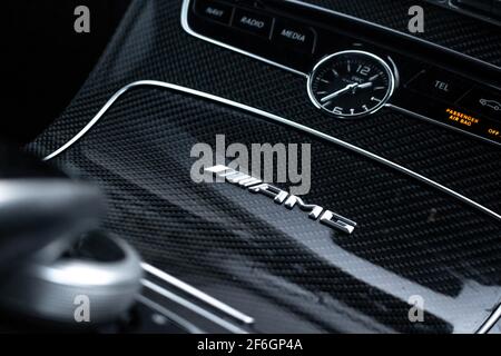 Un distintivo AMG e un orologio IWC all'interno del 2016 Mercedes Benz C63 AMG con console centrale in fibra di carbonio Foto Stock