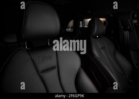 I sedili anteriori in pelle nera di UN'Audi RS3 2017 In accorciatura standard Foto Stock