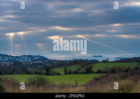 DANZARE RAGGI di ALBA su TORQUAY da campi di sepoltura, Devon, Inghilterra, Europa Foto Stock