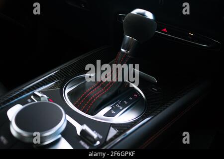 Un TTRS Audi 2017 con inserti Alcantara e pelle nera Gear Stick automatico con cuciture rosse e console centrale in fibra di carbonio Surround Foto Stock