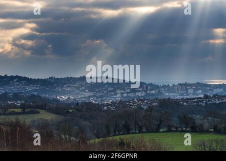 DANZARE RAGGI di ALBA su TORQUAY da campi di sepoltura, Devon, Inghilterra, Europa Foto Stock