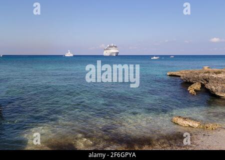 Grande nave da crociera di lusso bella al mare dei caraibi, con cielo blu e nuvole bianche sullo sfondo. Foto Stock